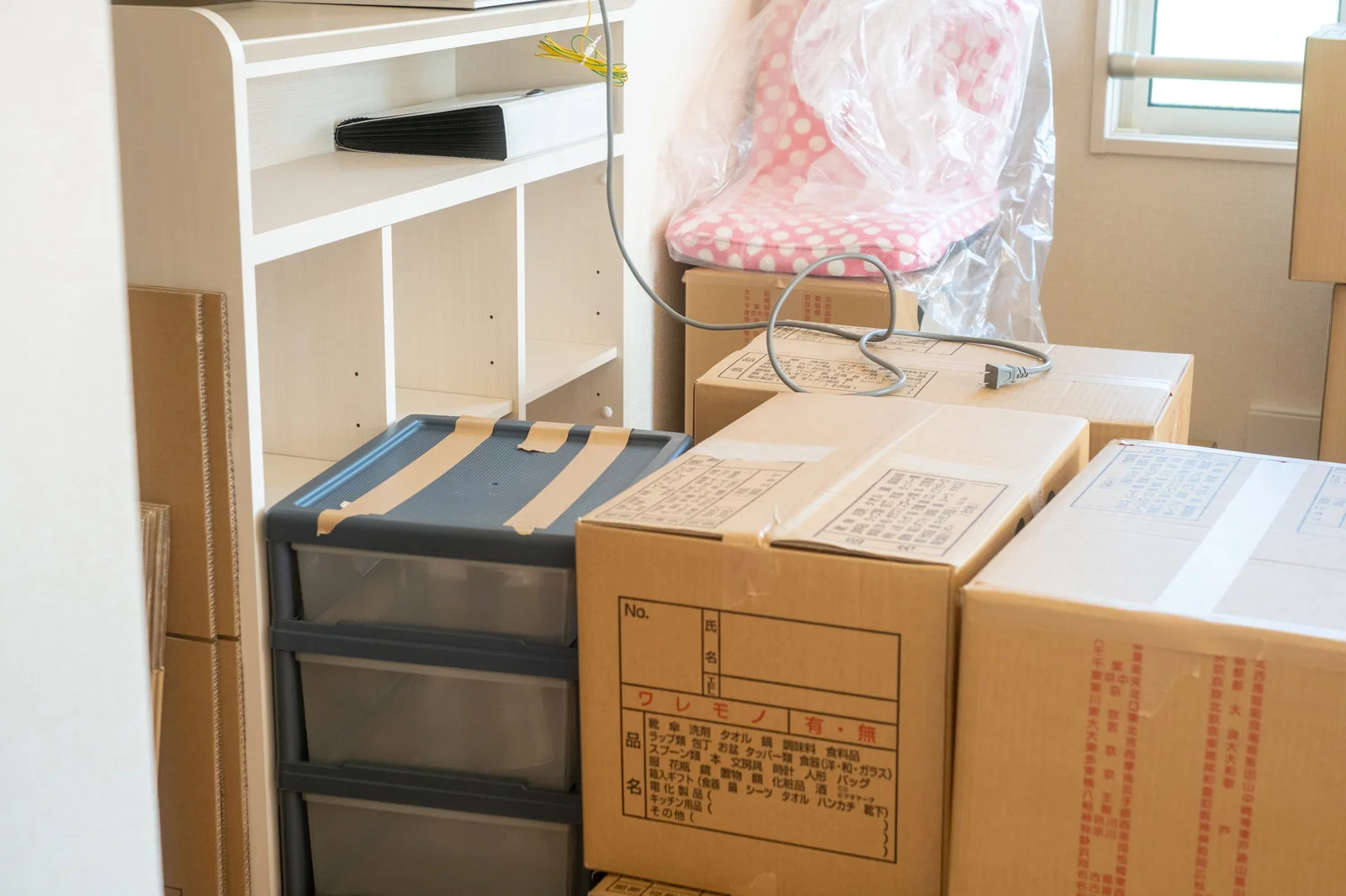 引っ越し前の荷造りで積み重ねられた段ボール箱