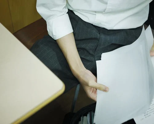 プリントを整理する学生
