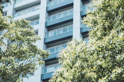 緑に囲まれたマンション外観