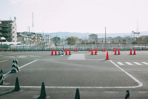 教習コースに並ぶオレンジ色のコーン