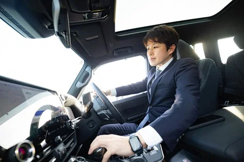 運転席でハンドルを握るドライバー