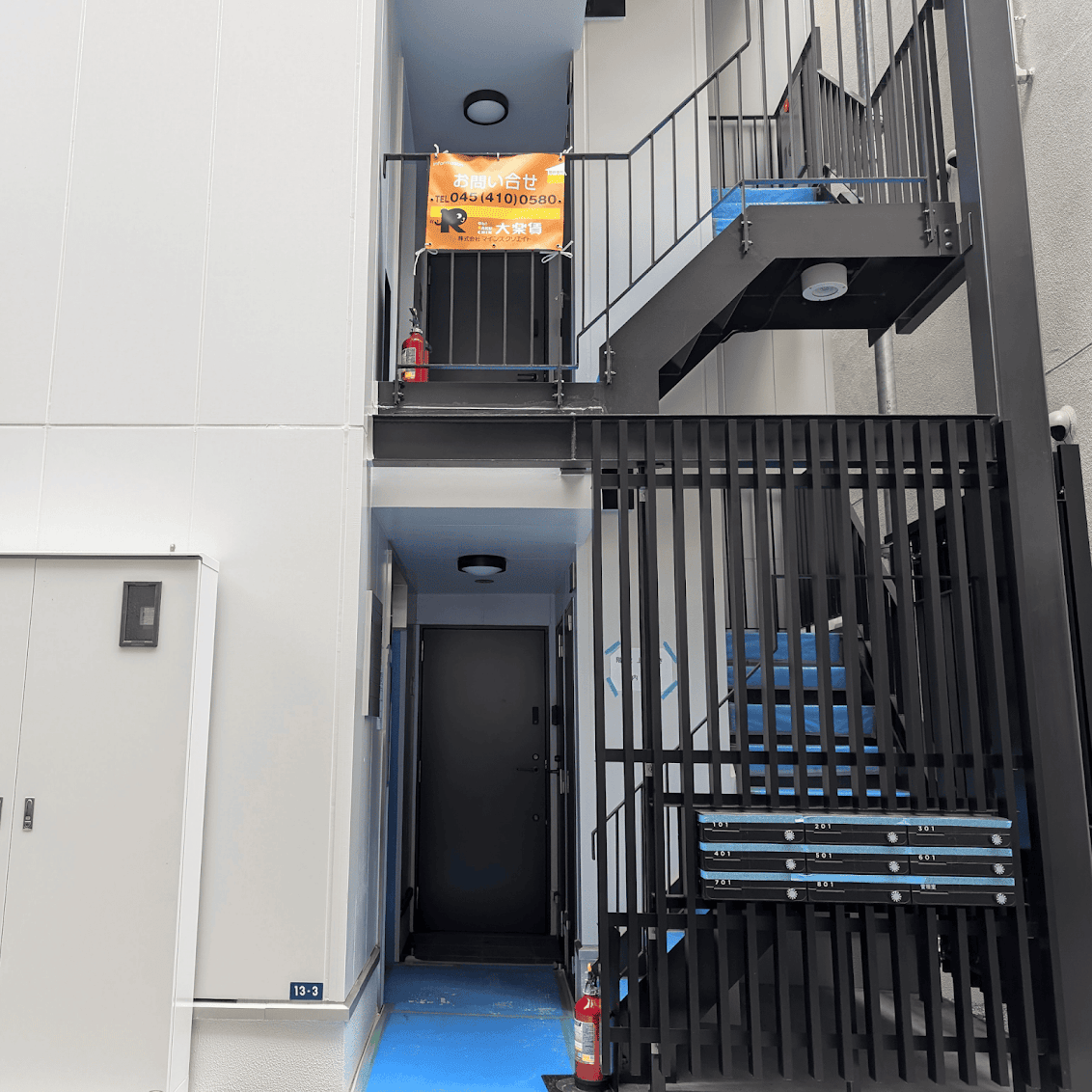 喪服レスキュー横浜駅西口店の入口。岡野町ビルの大通り側ではなく建物裏側の階段口にある