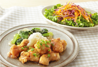 ワタミのミールキット「あっ!とごはん」で作れる2品おかずの完成例。鶏肉の主菜と副菜のサラダ